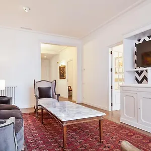https://casa-batll-paseo-de-gracia-4bd-4bth-catalan-home.topbarcelonahotels.com